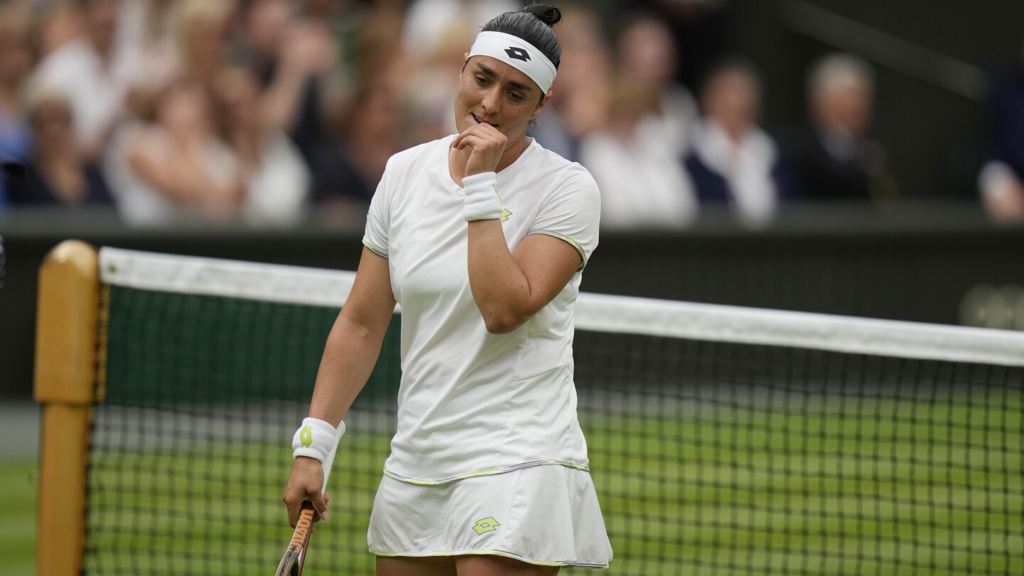 Marketa Vondrousova defeats Ons Jabeur 6-4, 6-4 to win the Wimbledon women’s championship | AP News