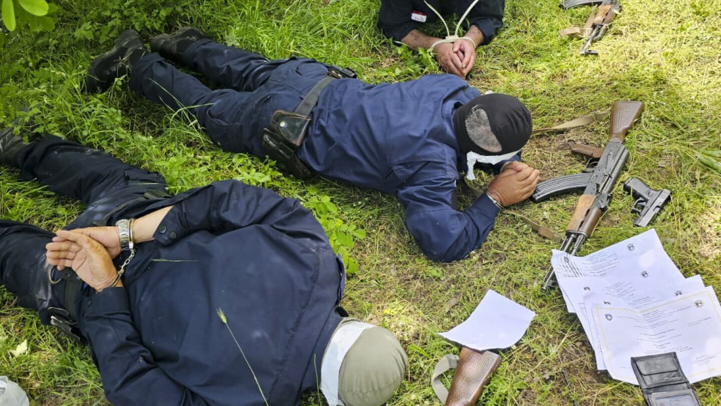 Kosovo tightens security at border with Serbia in row over detained police officers | AP News