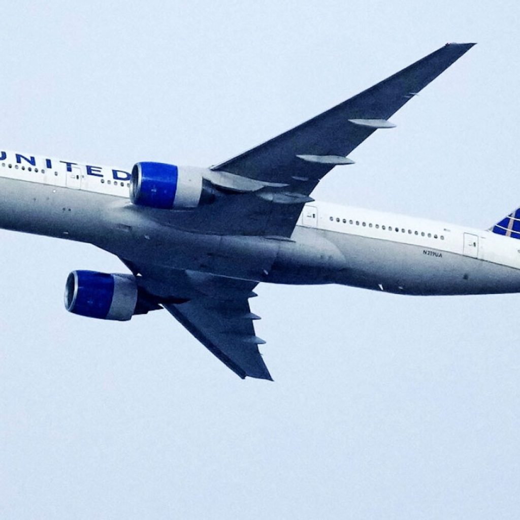 United Airlines agrees to give union pilots big pay raises | AP News