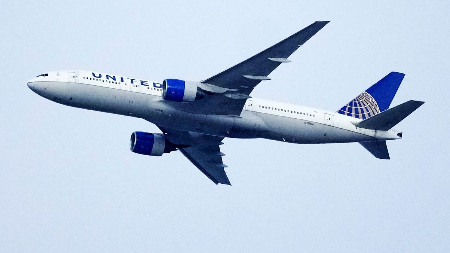 United Airlines agrees to give union pilots big pay raises | AP News