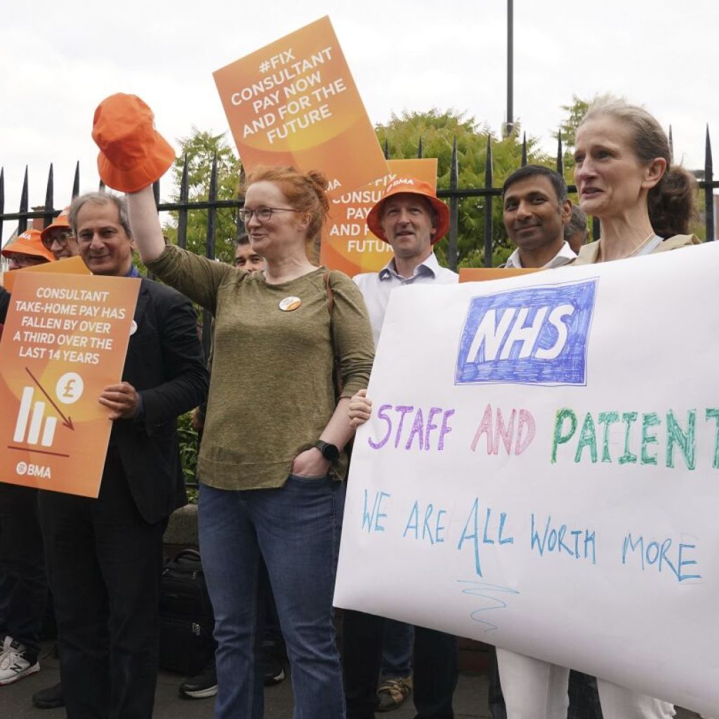 Thousands of UK hospital doctors walk out in the latest pay dispute, crippling health services | AP News