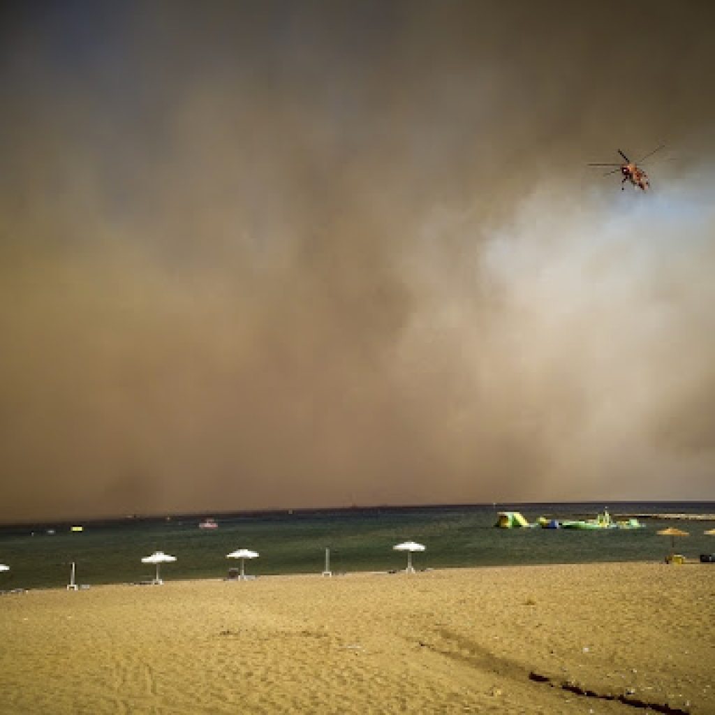 Zbog požara na Rodosu evakuisano 30.000 ljudi