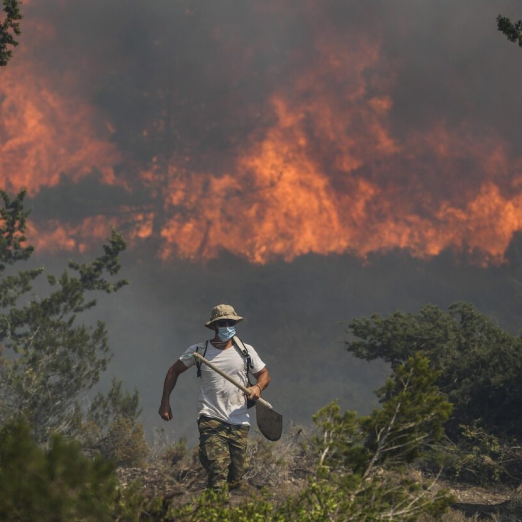 Heat wave returns as Greece grapples with more wildfire evacuations | AP News