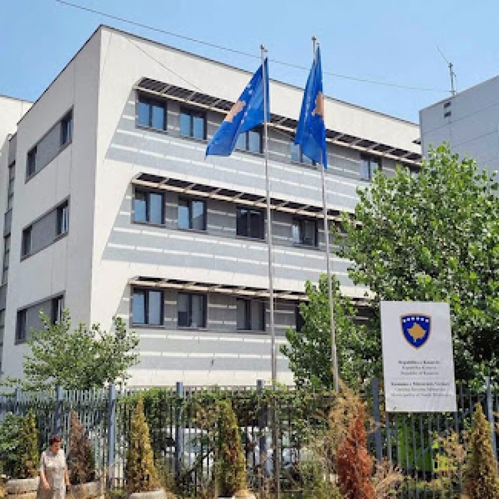 Ispred opštinske zgrade u Severnoj Mitrovici postavljene zastave Kosova