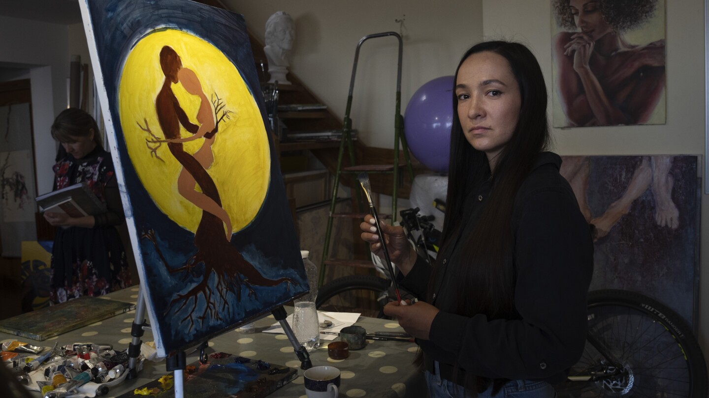 For Ukrainian women, painting is a form of therapy to cope with loss | AP News
