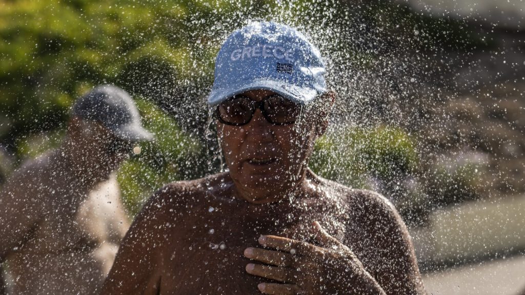 Acropolis’ midday closure leaves many tourists in the lurch as a heat wave lashes southern Europe | AP News