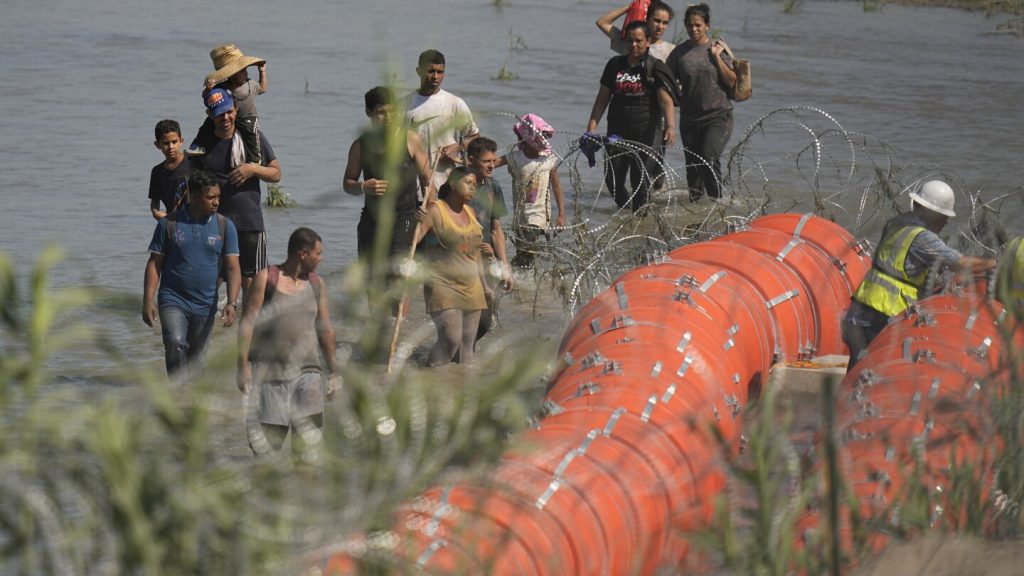 Mexico files border boundaries complaint over Texas’ floating barrier plan on Rio Grande | AP News