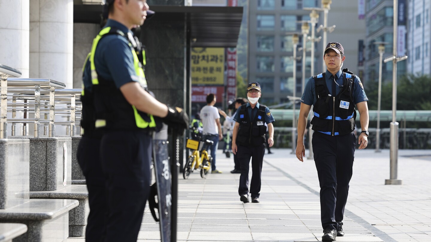 Police detain a suspect in South Korea’s 2nd stabbing attack in 2 days | AP News