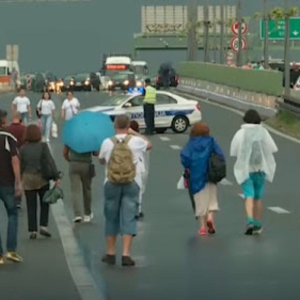 Ekološki aktivisti blokirali most na auto-putu kroz Beograd