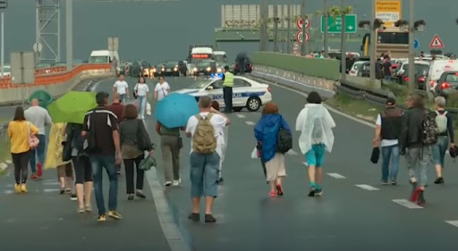 Ekološki aktivisti blokirali most na auto-putu kroz Beograd