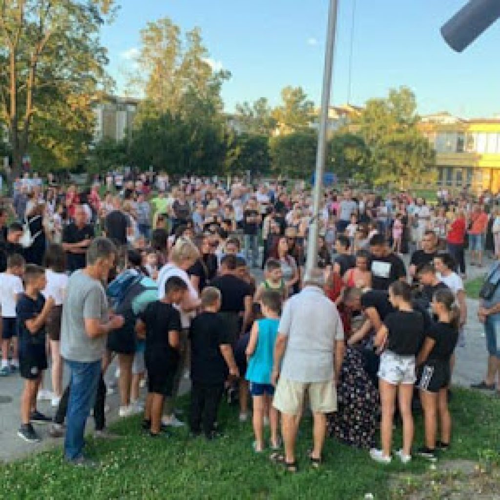 Veselinović na protestu u Bačkoj Palanci: Ostavke nisu dovoljne, uhapsiti odgovorne za smrt dečaka