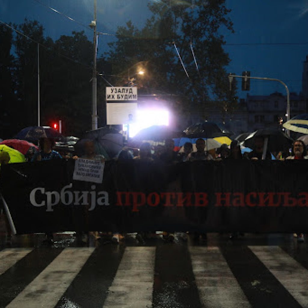 Po kiši protestna povorka od Skupštine Srbije na blokadu auto-puta kroz Beograd