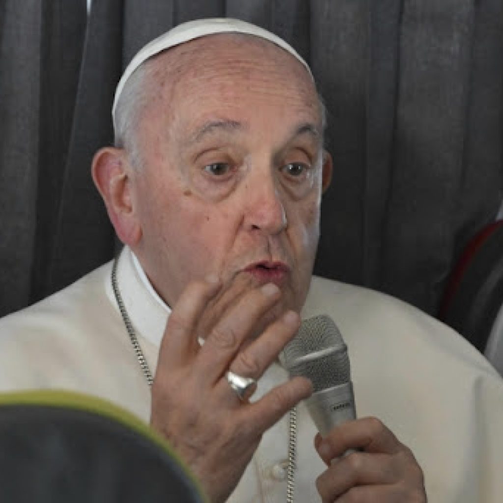 Papa upozorio na potencijalnu opasnost veštačke inteligencije