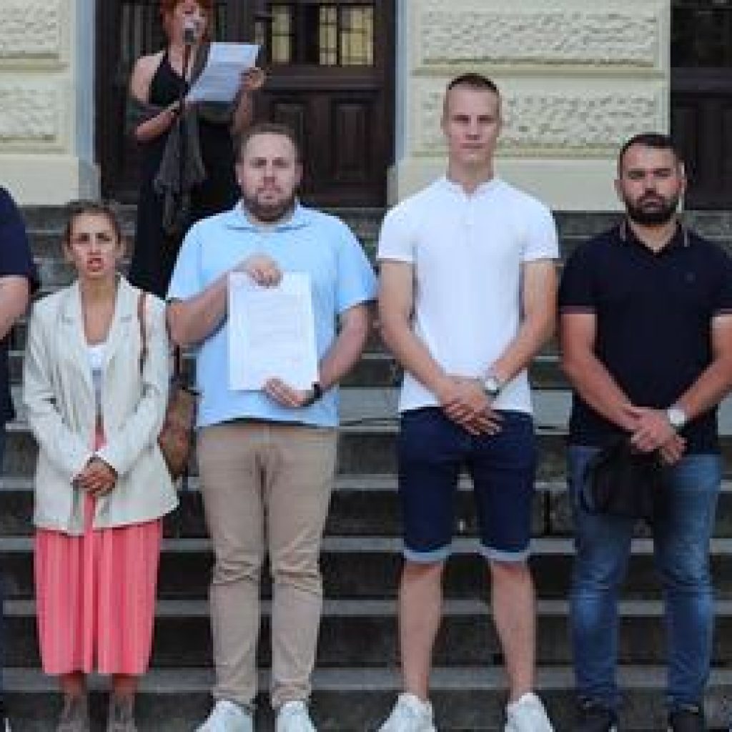 Učesnici protesta ‘Srbija protiv nasilja’ blokirali raskrsnicu u centru Kragujevca