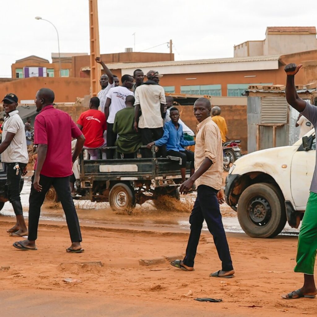 Niger’s junta gains upper hand over regional bloc threatening military force, analysts say | AP News