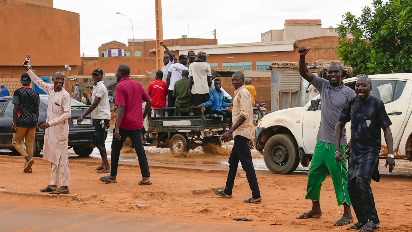 Niger’s junta gains upper hand over regional bloc threatening military force, analysts say | AP News