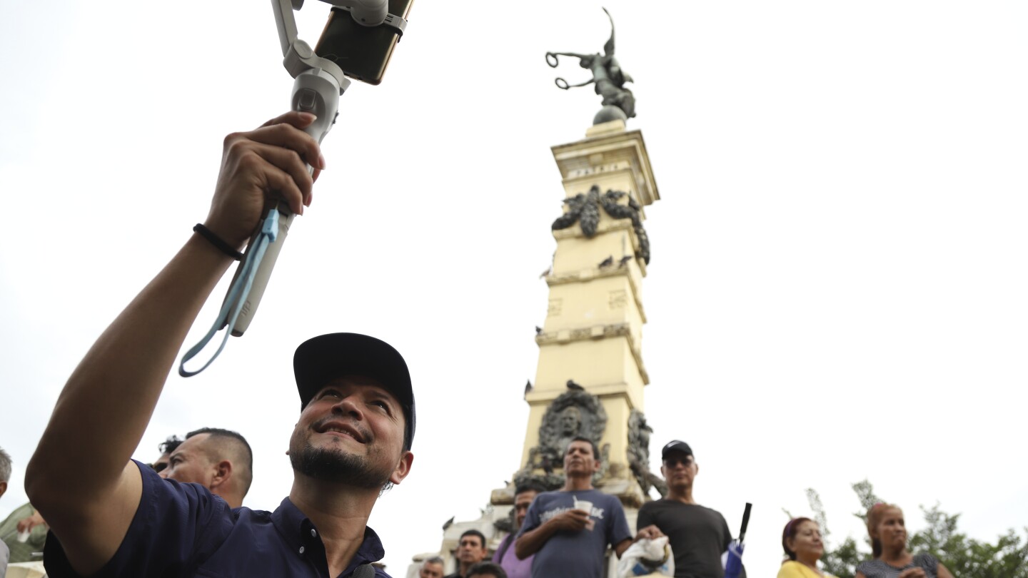 As free press withers in El Salvador, pro-government social media influencers grow in power | AP News