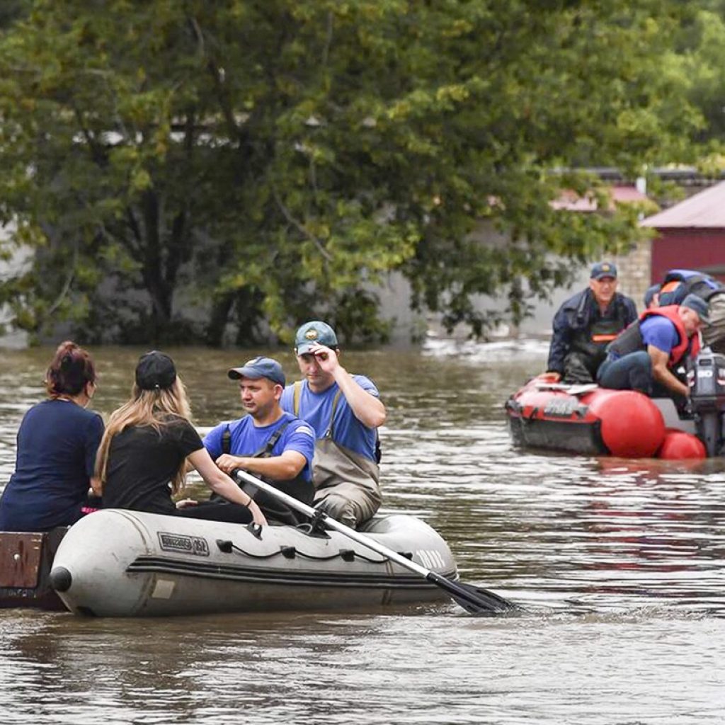 Russia evacuates 2,000 in Far East flooding | AP News