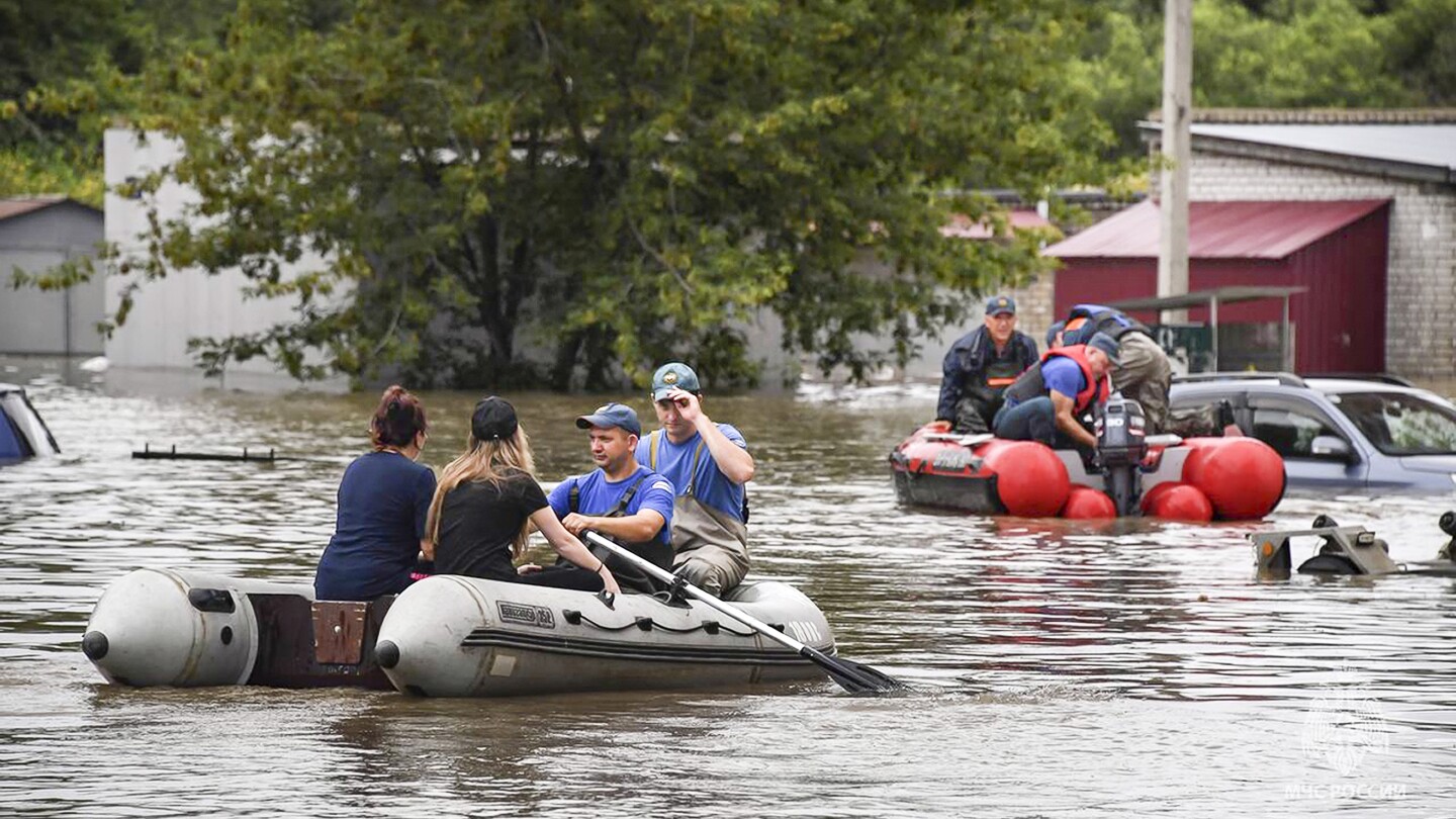 Russia evacuates 2,000 in Far East flooding | AP News