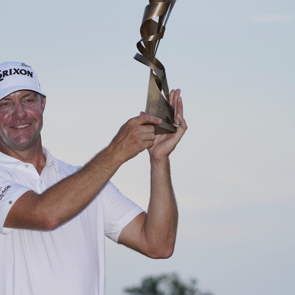 Glover beats Cantlay in playoff in FedEx Cup opener for second straight win | AP News