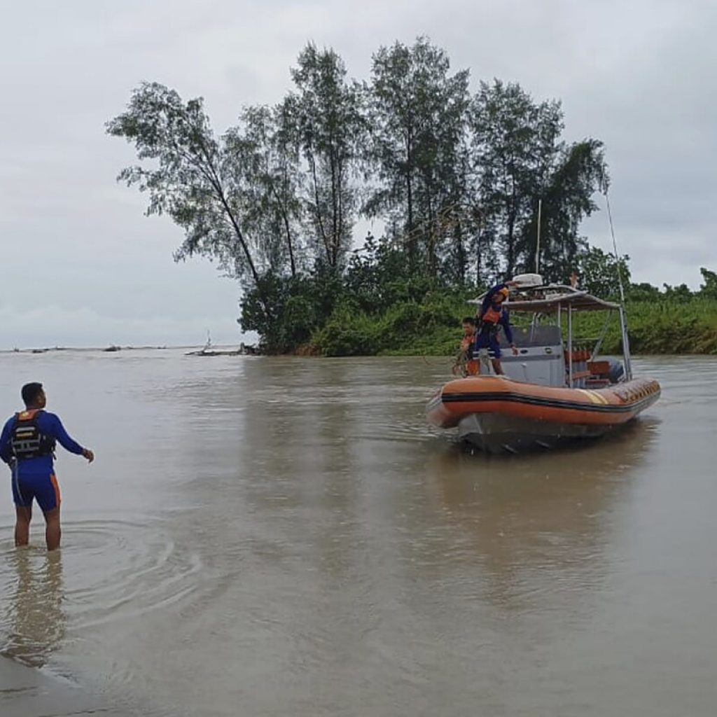 Indonesian rescuers search for 7 people missing in waters of Aceh, including 4 Australians | AP News