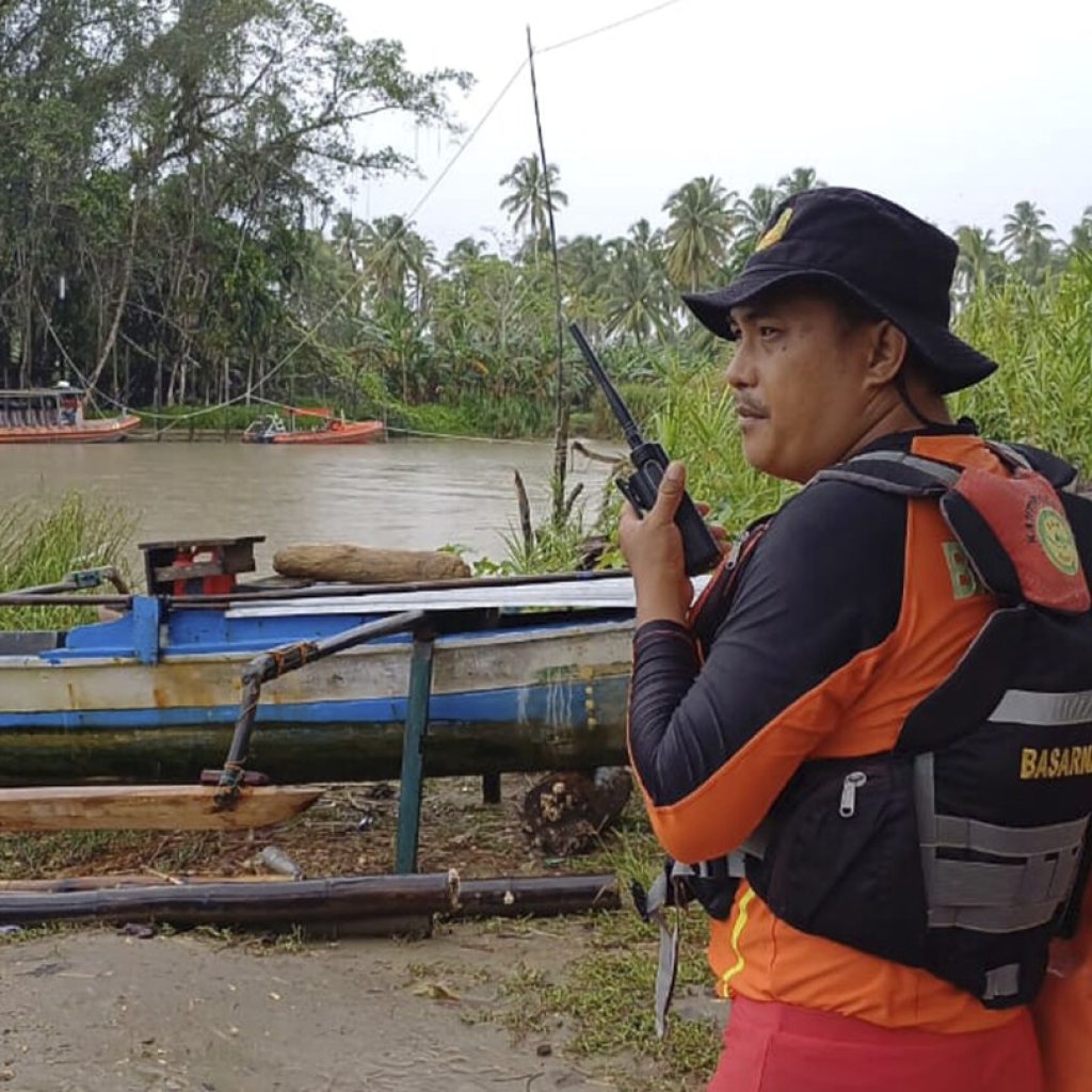 4 Australian tourists are rescued after being missing in Indonesian waters for 2 days | AP News