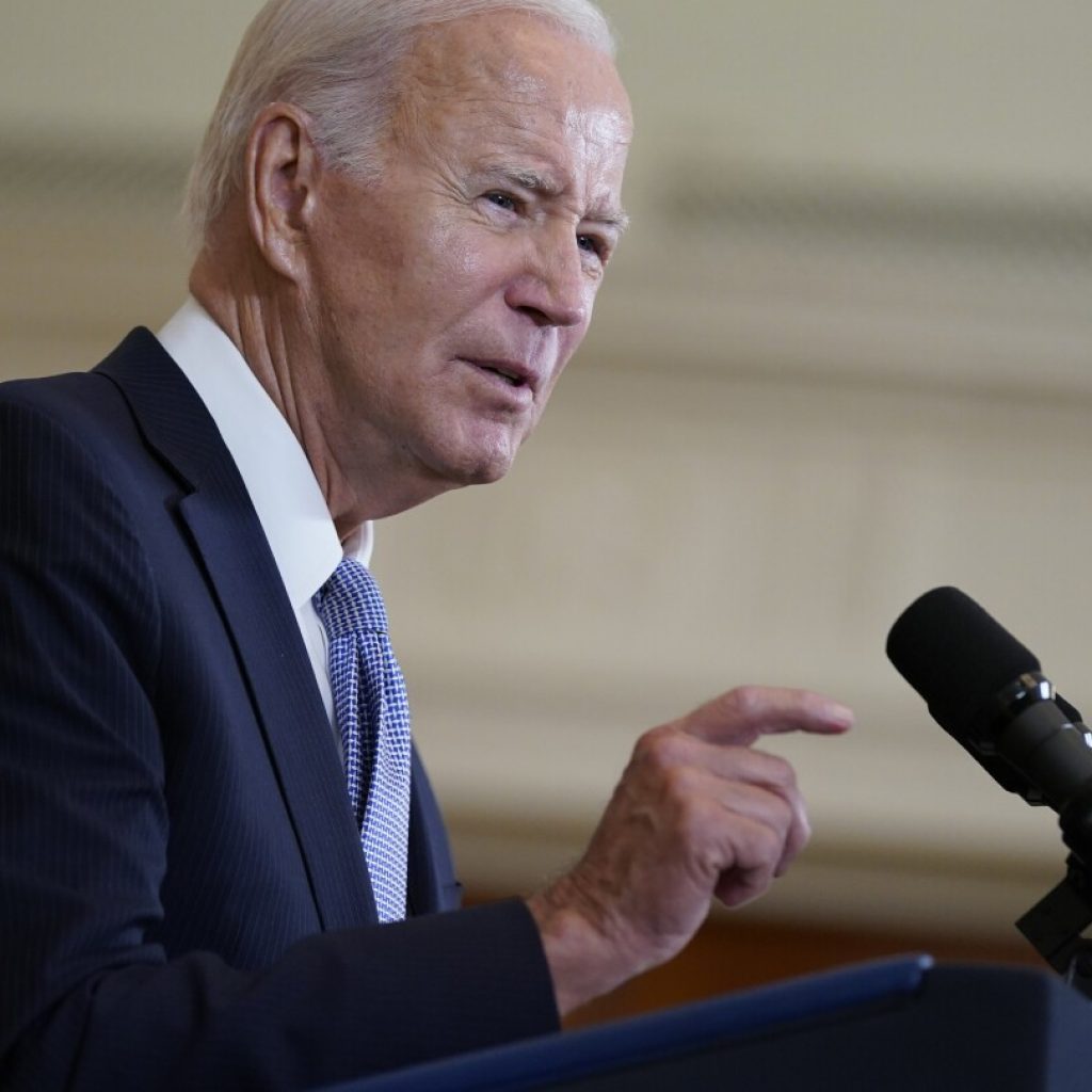 Biden’s approval rating on the economy stagnates, AP-NORC poll shows | AP News