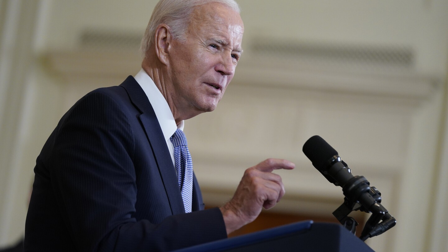 Biden’s approval rating on the economy stagnates, AP-NORC poll shows | AP News