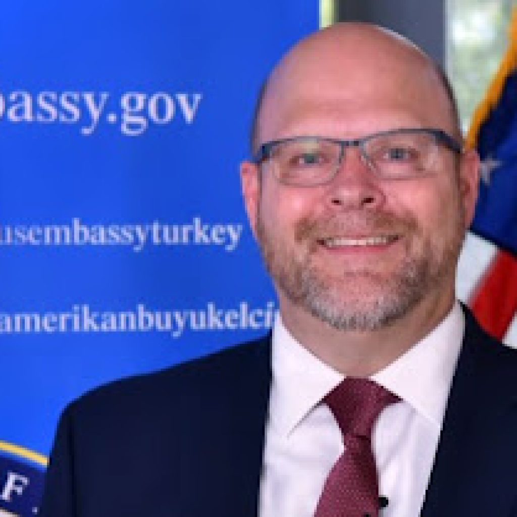 Ambasador SAD na Kosovu: Oprezno postupiti u vezi sa licencom za MTS