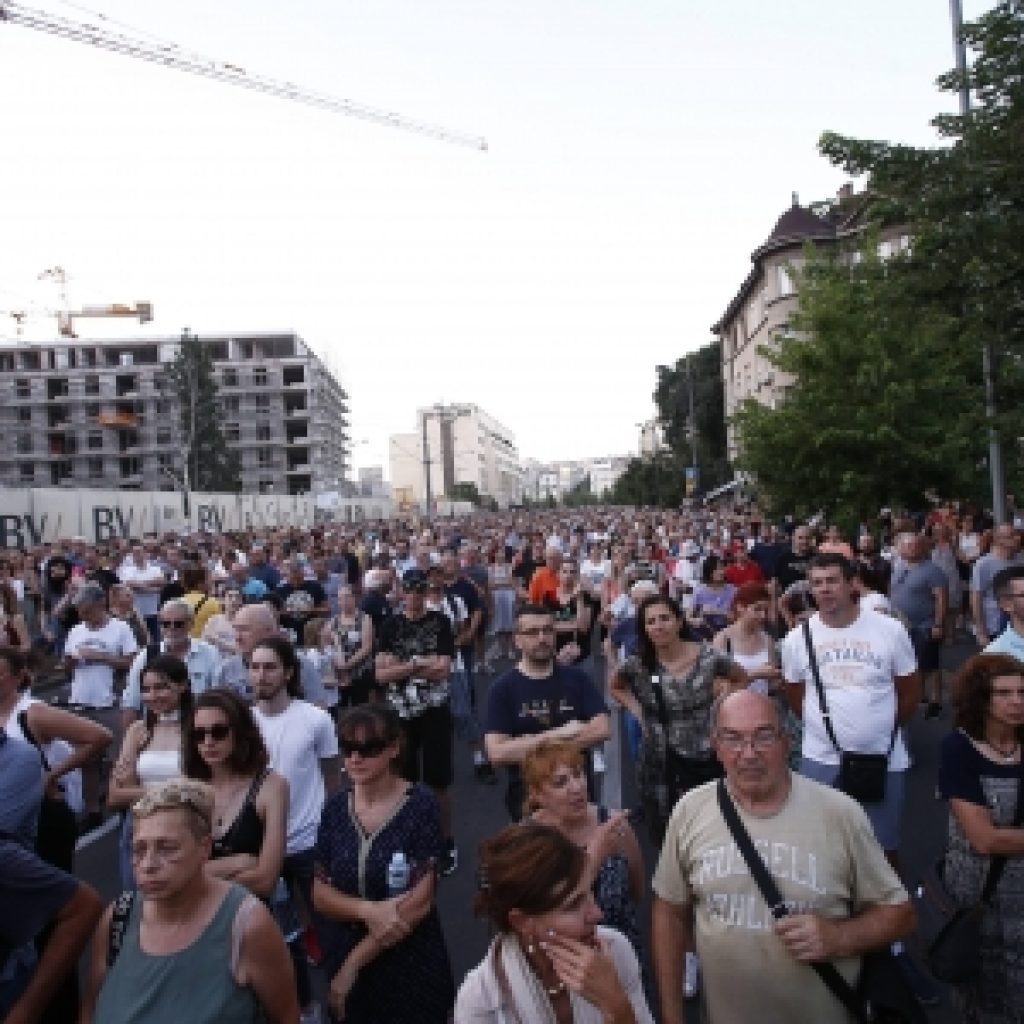 ‘Srbija protiv nasilja’ u Beogradu: Krenula protestana šetnja, pokazali smo da nećemo odustati