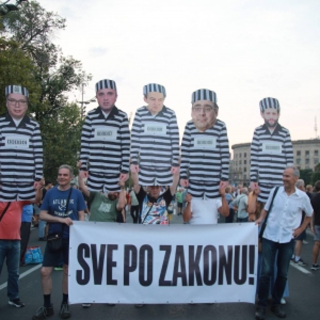 Pred zgradom Predsedništva ostavljeni zahtevi protesta, jer se Vučić pravi da ih ne čuje