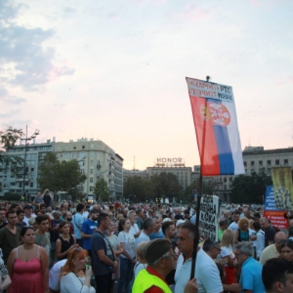‘Srbija protiv nasilja’ ispred zgrade ministarstva prosvete: Od njih ništa ne očekujemo, borimo se