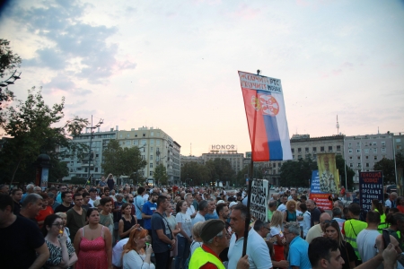 ‘Srbija protiv nasilja’ ispred zgrade ministarstva prosvete: Od njih ništa ne očekujemo, borimo se