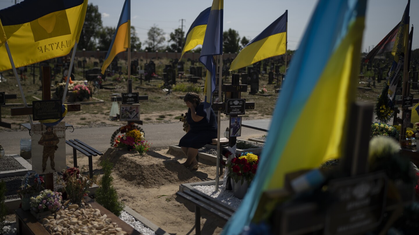 Ukraine marks Independence Day and vows to keep fighting Russia as it remembers the fallen | AP News