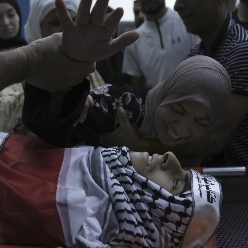 A Palestinian dies a month after being shot during an Israeli raid in the West Bank | AP News