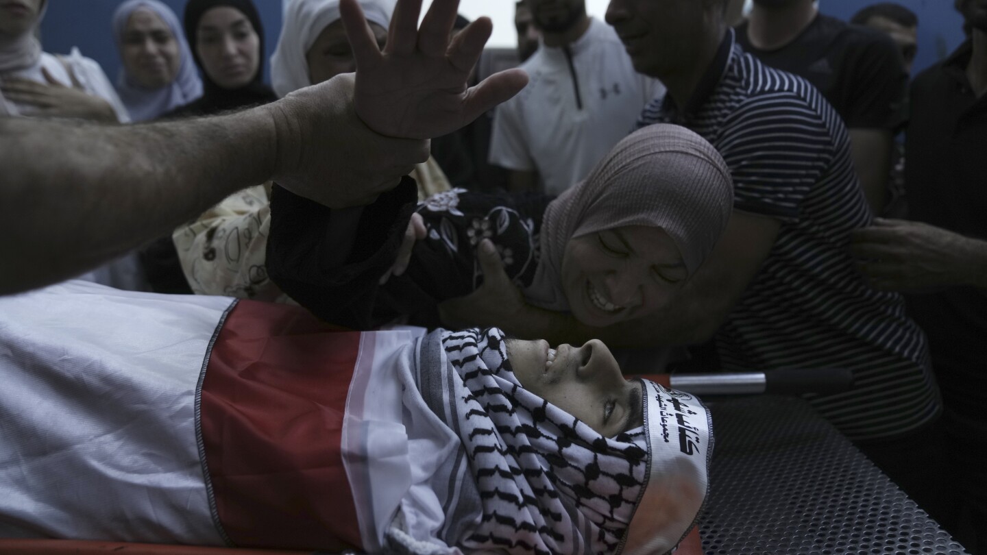 A Palestinian dies a month after being shot during an Israeli raid in the West Bank | AP News