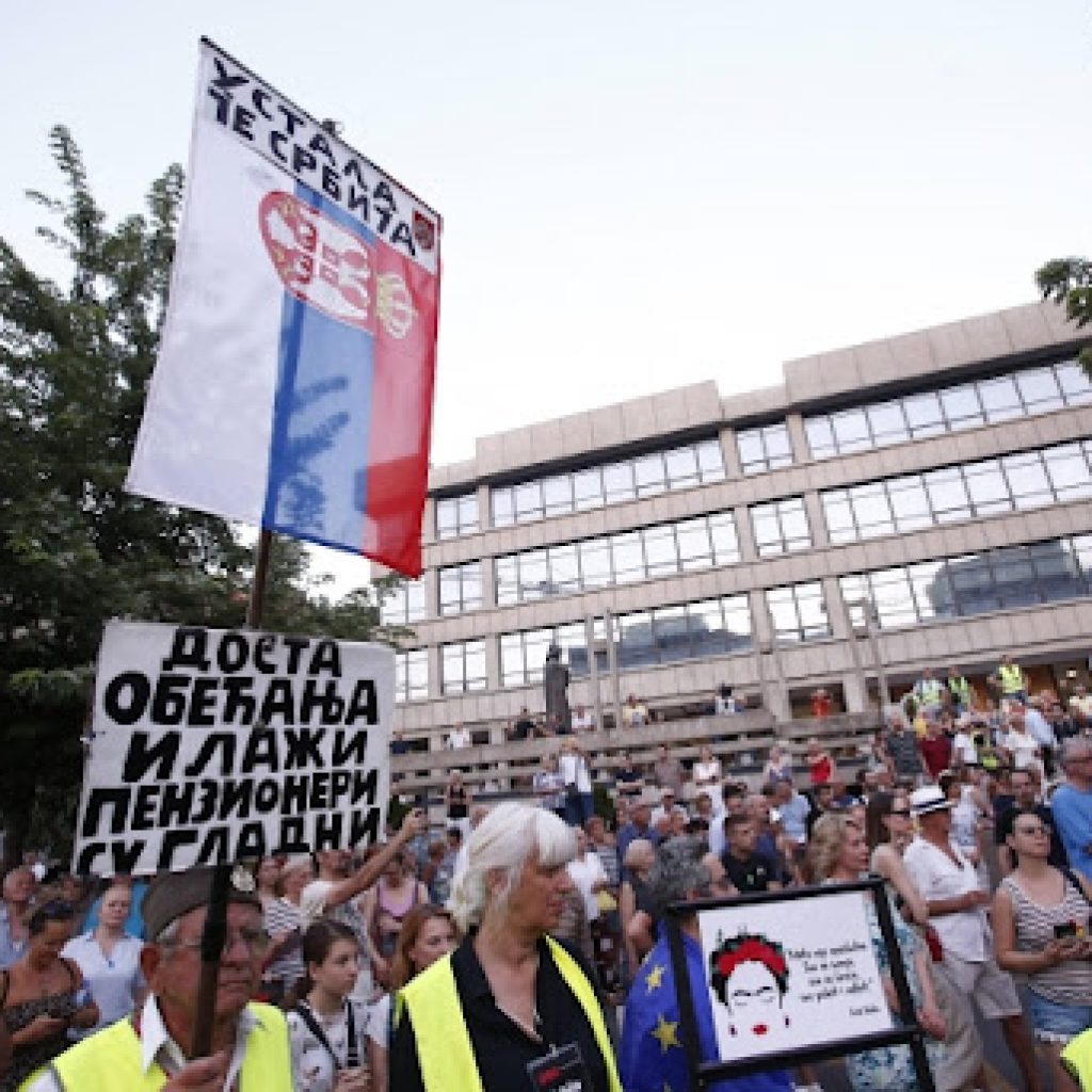 Učesnici protesta ‘Srbija protiv nasilja’ stigli do zgrade RTS