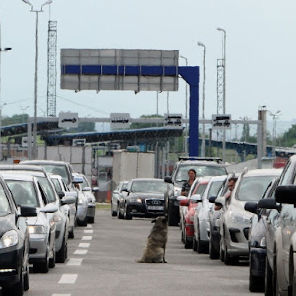 AMSS: Zadržavanje automobila na graničnim prelazima oko pola sata, nešto duže na Horgošu