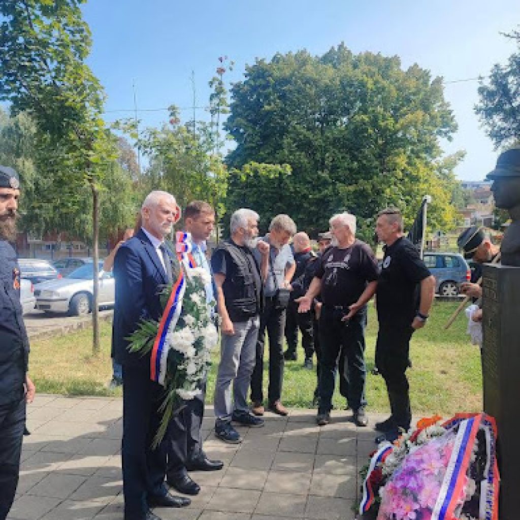 Radikali položili vence na bistu četničkog potpukovnika Veselina Misite u Loznici