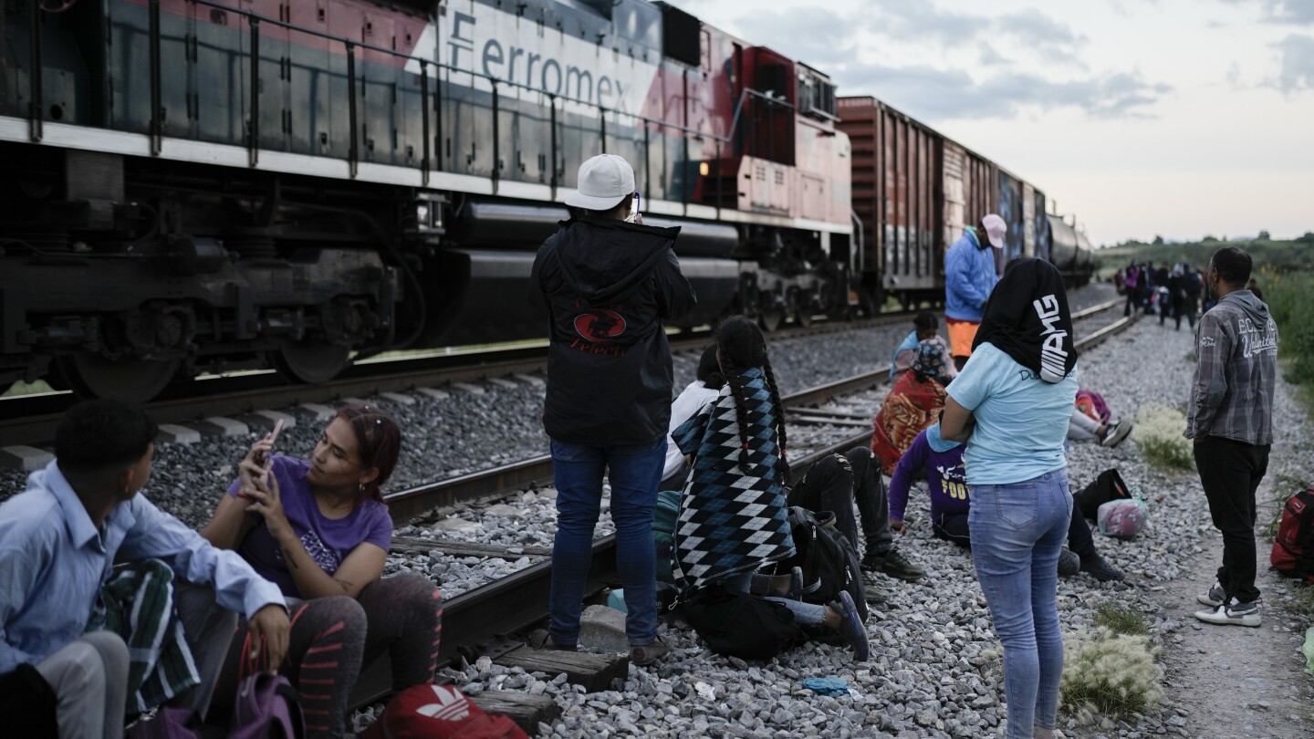 Mexico pledges to set up checkpoints to ‘dissuade’ migrants from hopping freight trains to US border | AP News