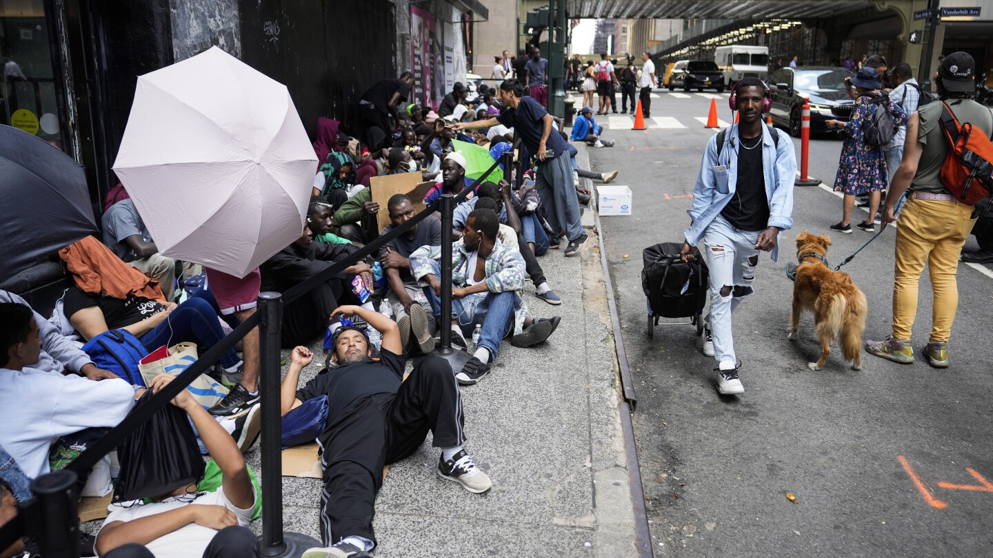 As foreign minister speaks at UN blocks away, Venezuelan asylum-seekers strain New York City | AP News