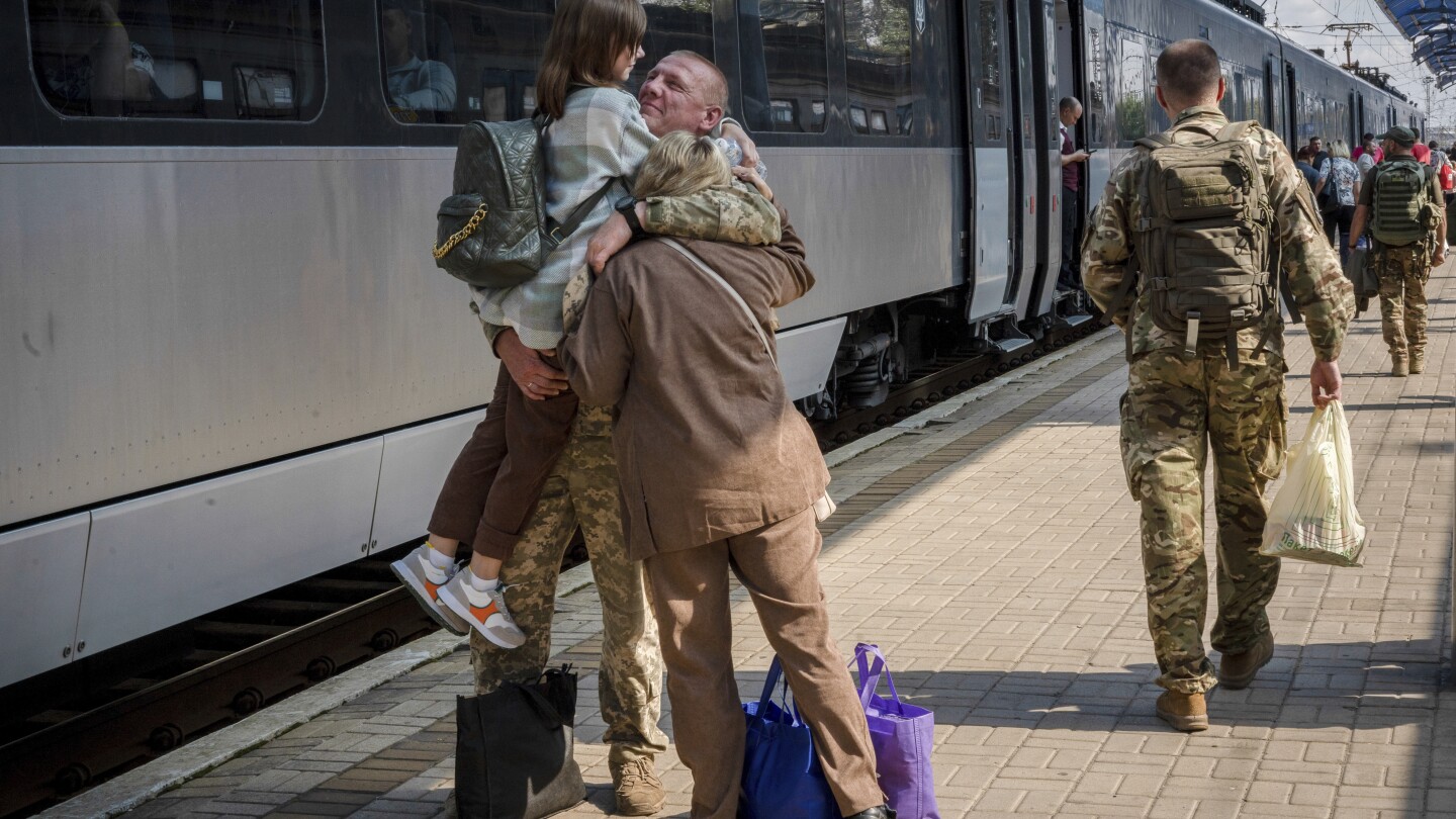 A Ukrainian train is a lifeline connecting the nation’s capital with the front line | AP News