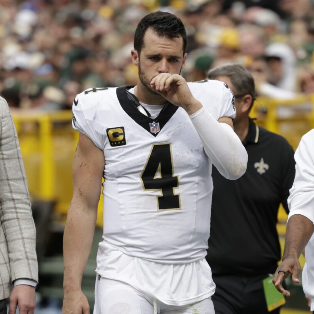 Saints’ Derek Carr leaves game against Packers with shoulder injury after getting sacked | AP News