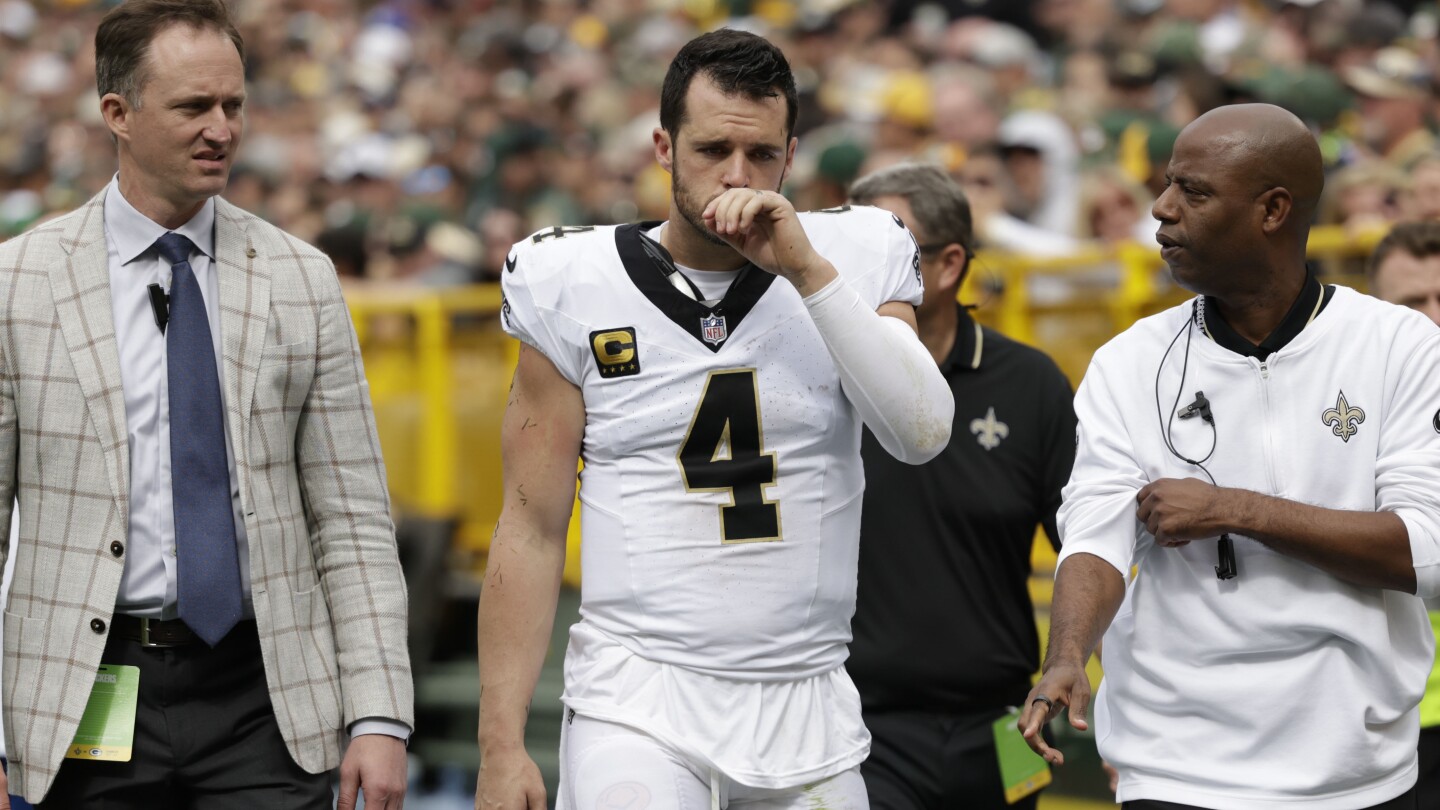 Saints’ Derek Carr leaves game against Packers with shoulder injury after getting sacked | AP News