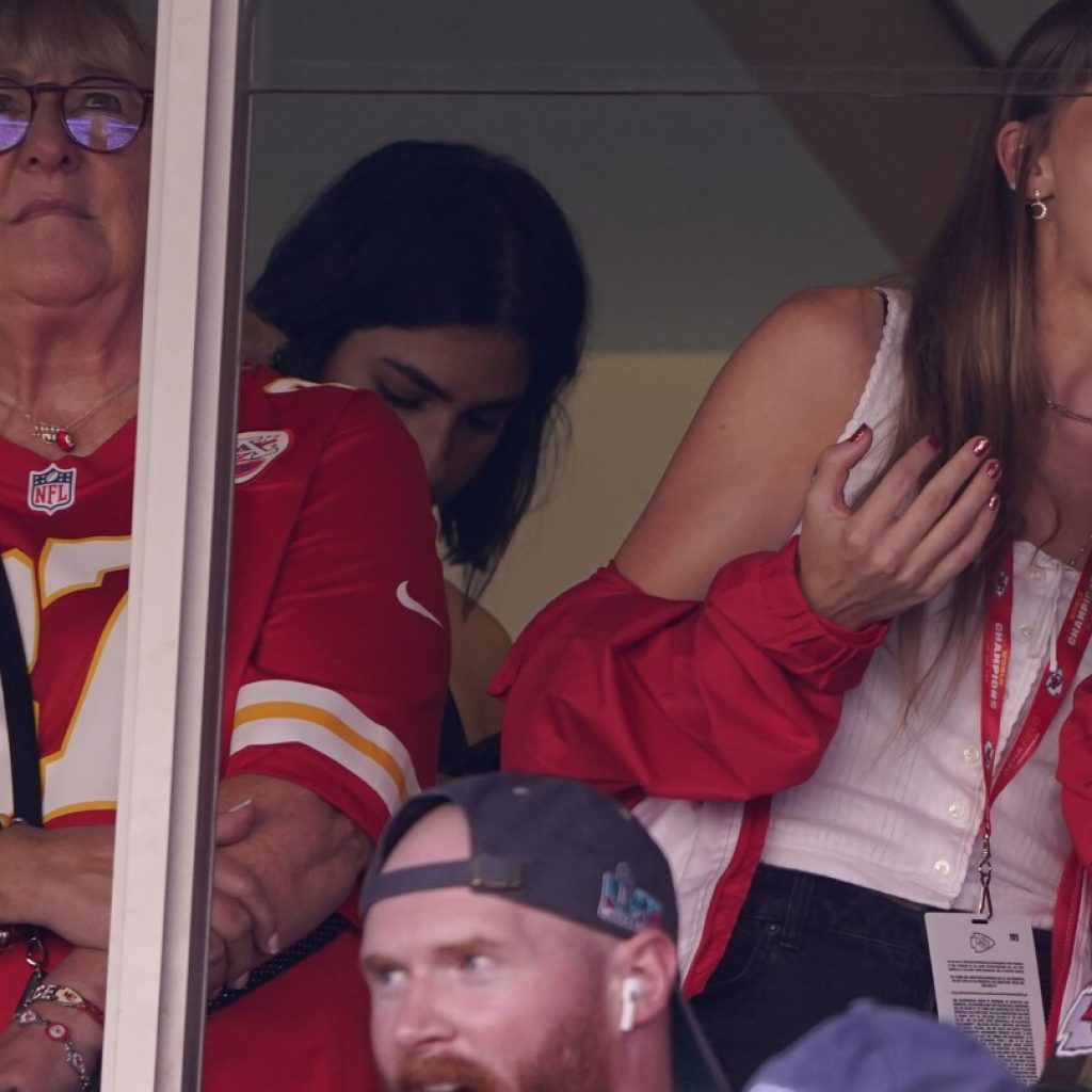 Taylor Swift turns out to see Travis Kelce, Kansas City Chiefs play Chicago Bears | AP News