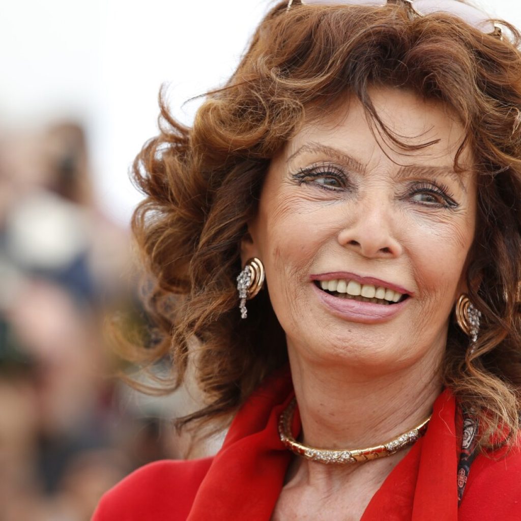 Film legend Sophia Loren has successful surgery after fracturing a leg in a fall at home, agent says | AP News