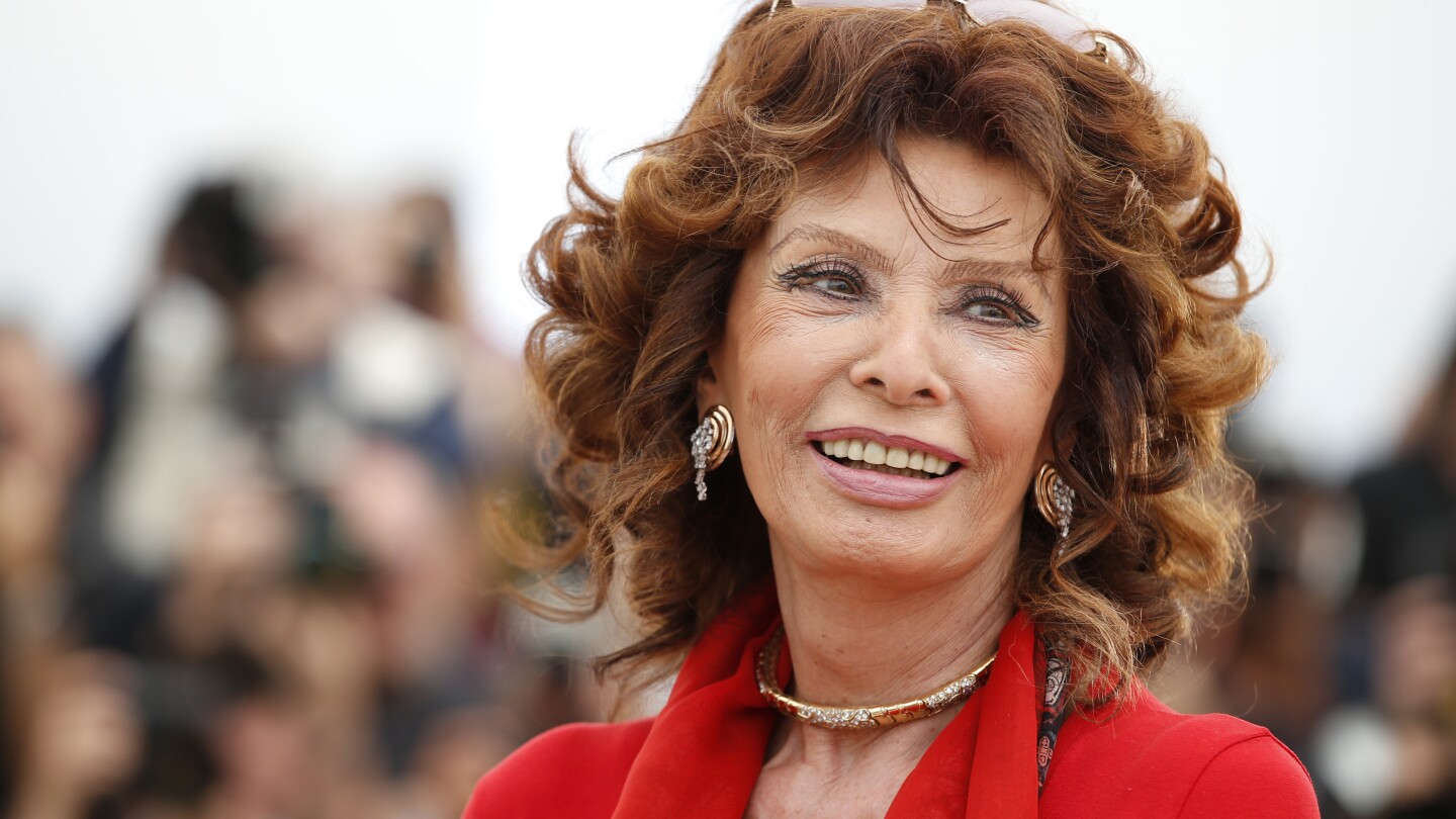 Film legend Sophia Loren has successful surgery after fracturing a leg in a fall at home, agent says | AP News