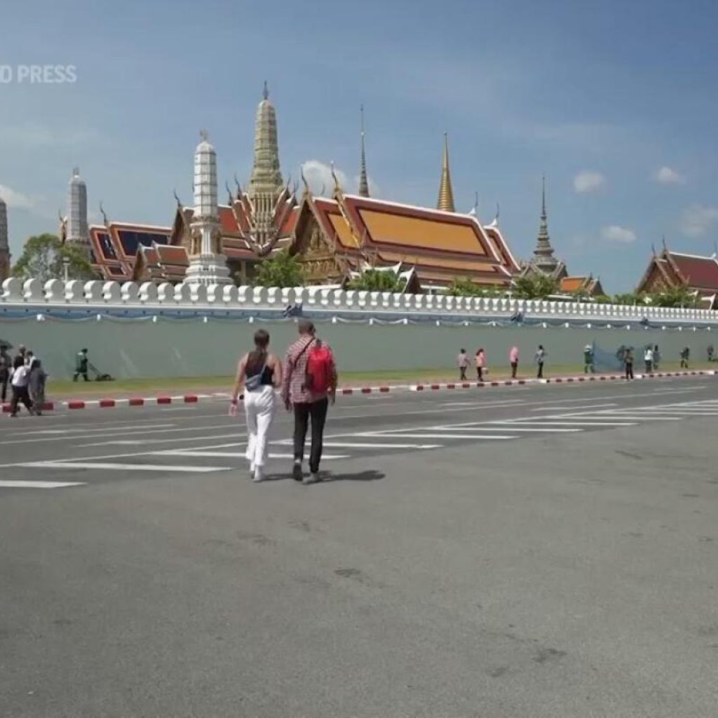 Thailand receives the first Chinese visitors under a new visa-free policy to boost tourism | AP News