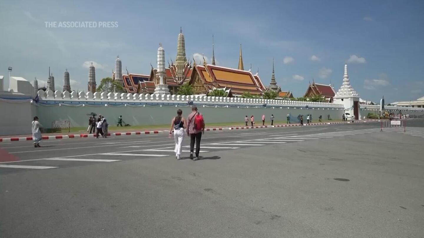 Thailand receives the first Chinese visitors under a new visa-free policy to boost tourism | AP News