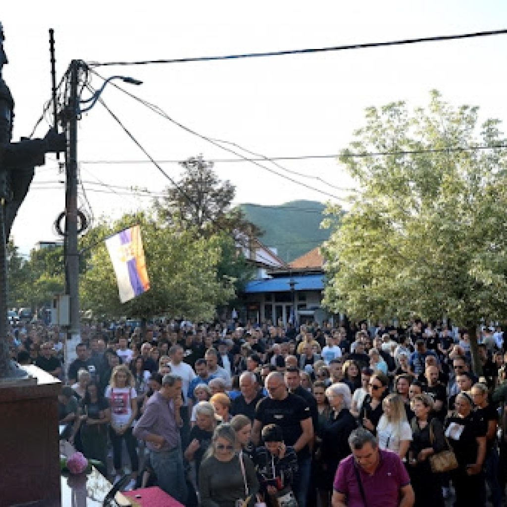 Kossev: U Zvečanu i Kosovskoj Mitrovici građani pale sveće uz fotografije Srba poginulih u Banjskoj